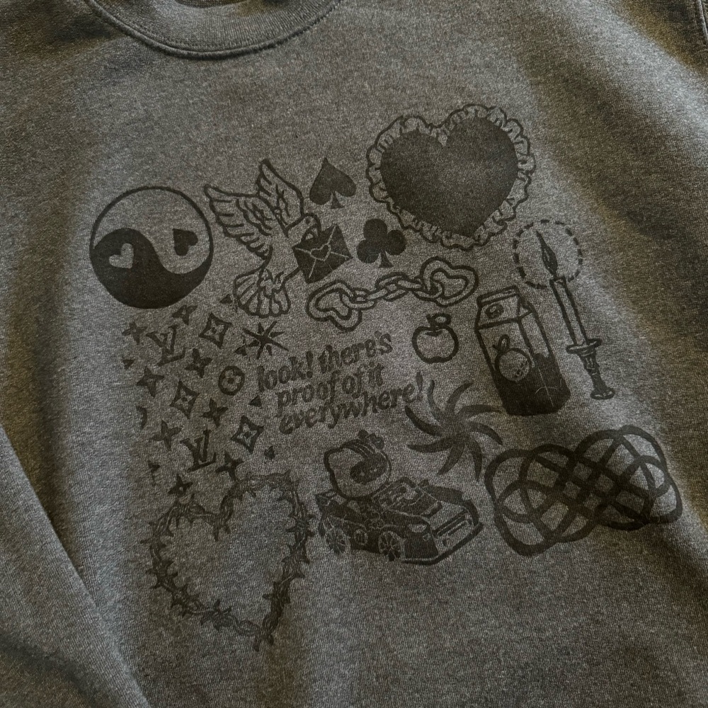 Medium block printed Hanes pre-owned sweatshirt - Picture 2 of 5